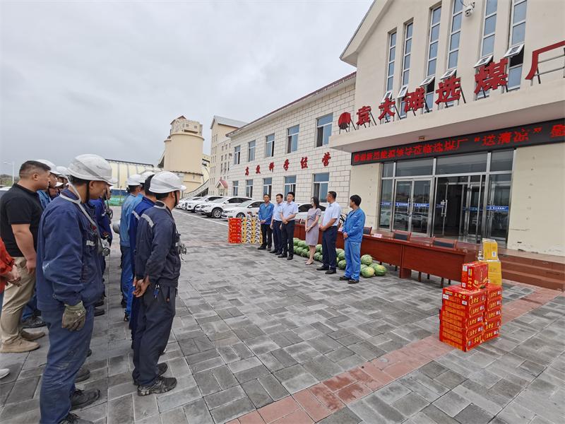 公司黨委委員、紀(jì)委書記高小軍深入陜北片區(qū)開展“夏日送清涼”慰問(wèn)活動(dòng)-1.png